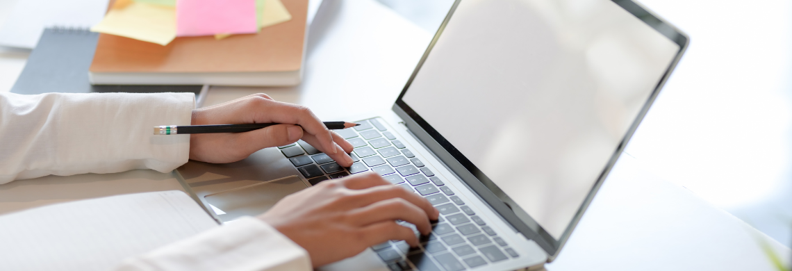 eine Frau arbeitet am Laptop